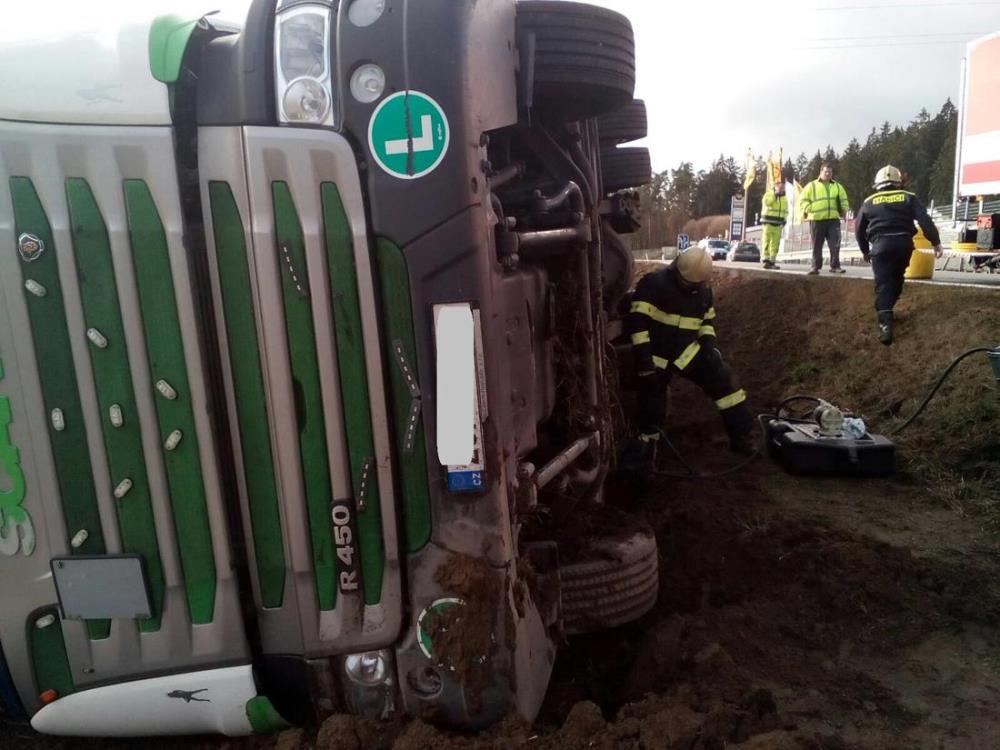 2 Dopravní nehoda kamiónu, Dolní Třebonín - 12. 1. 2016 (2).jpg