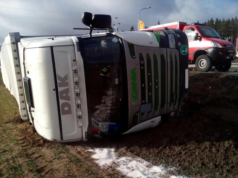3 Dopravní nehoda kamiónu, Dolní Třebonín - 12. 1. 2016 (3).jpg