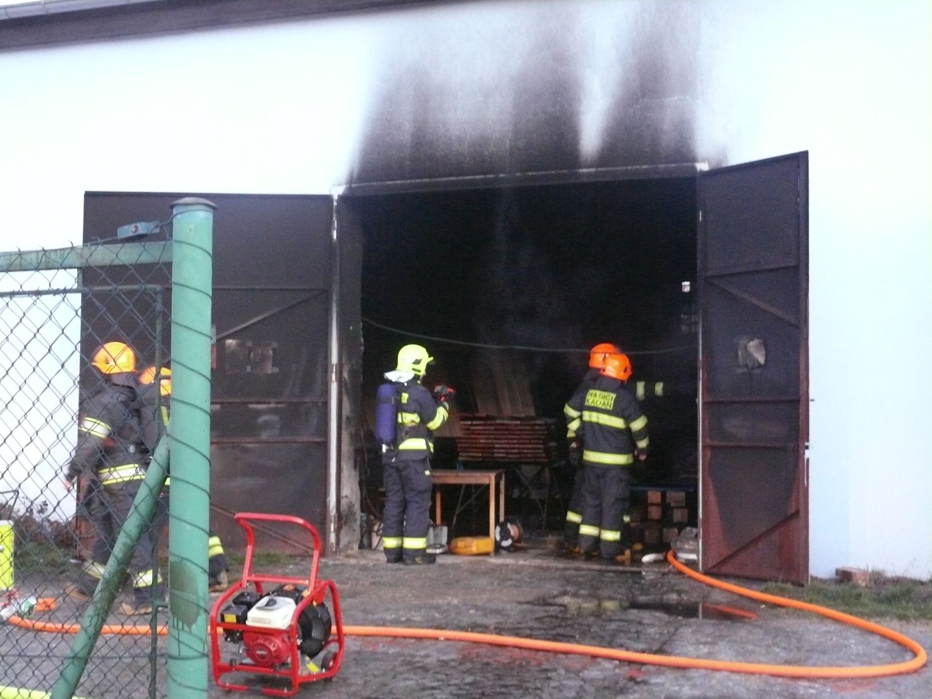 Požár truhlárny v Kadani (2).JPG