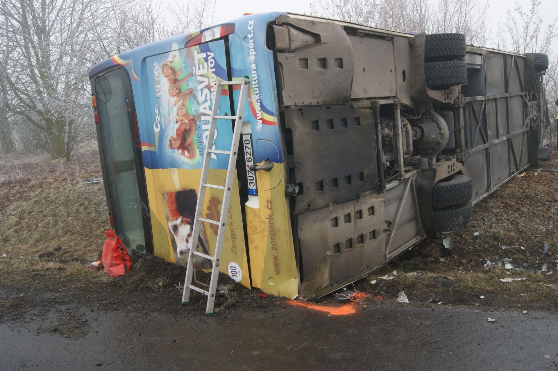 Dopravní nehoda autobusu Panenský Týnec (2).JPG