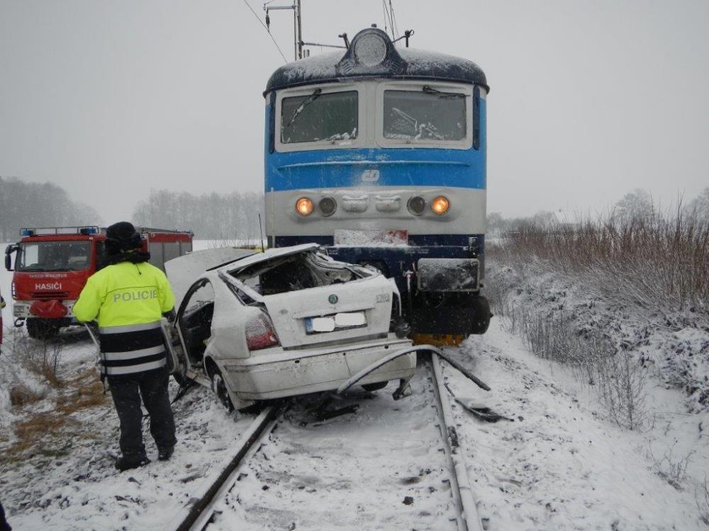 2 Dopravní nehoda OA a vlak, Radouňka - 15. 3. 2016 (2).jpg
