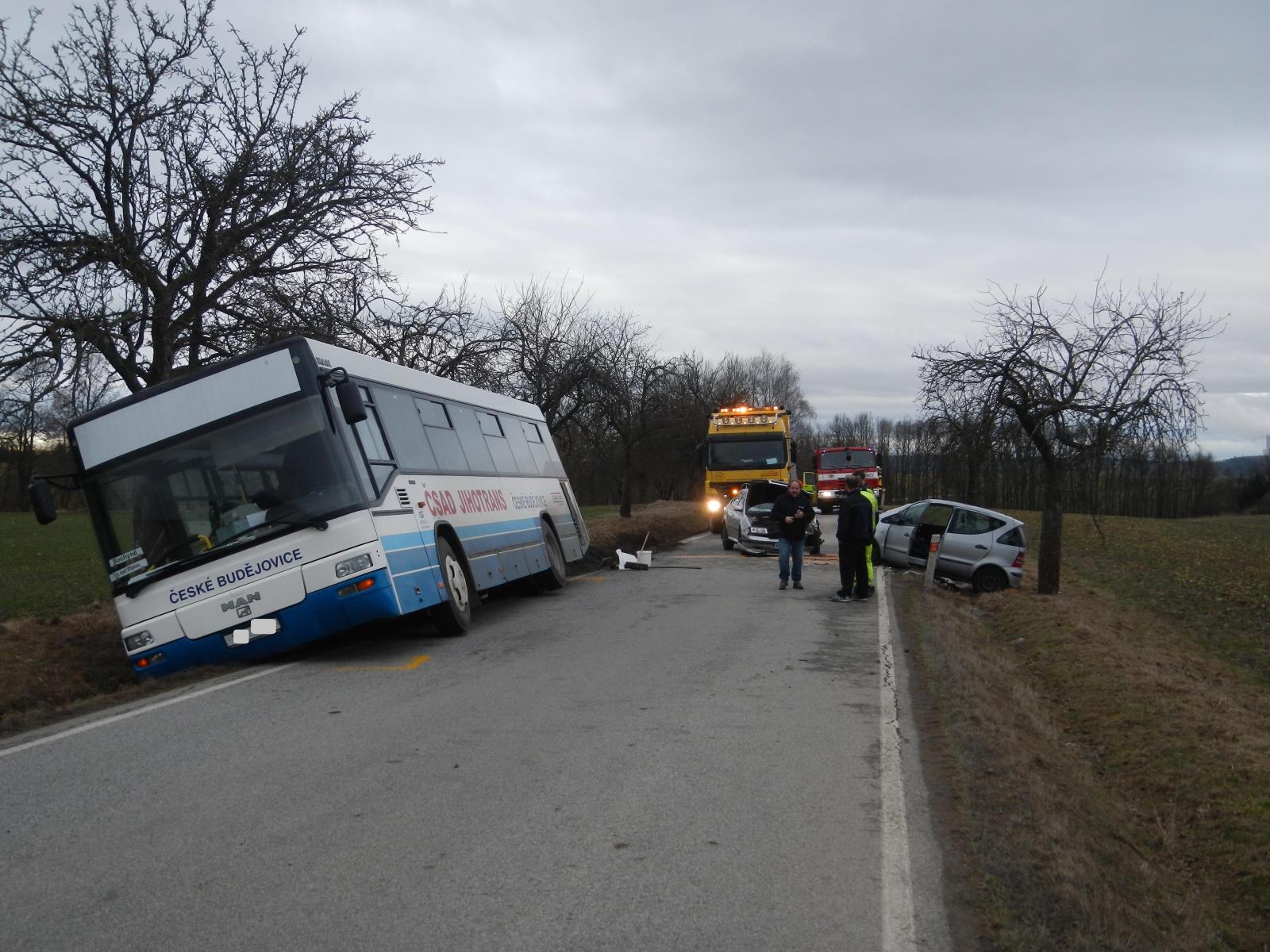 Dopravní nehoda bus a 2 OA, Netěchovice - 23. 2. 2017 (3).JPG