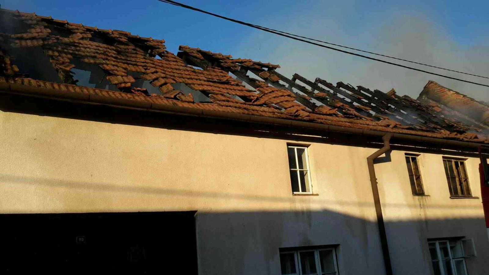 pozar strech rodinnych domku Jezernice - Přední Familie