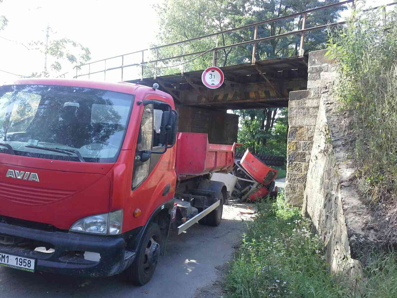 nehoda nákladního vozidlo s bagrem do mostu