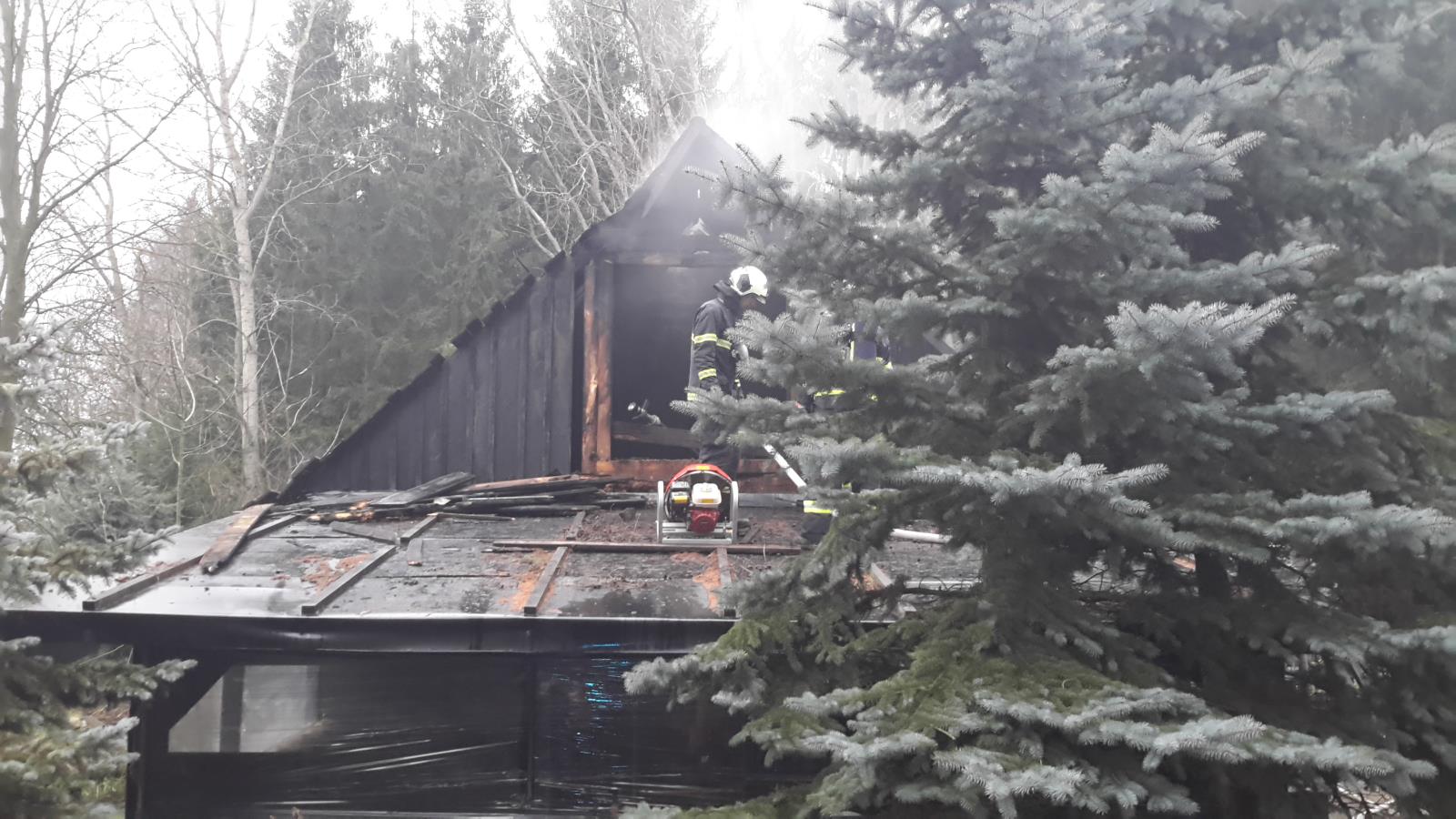 Požár hájenky, Kajetín - 10. 1. 2018 (5).jpg