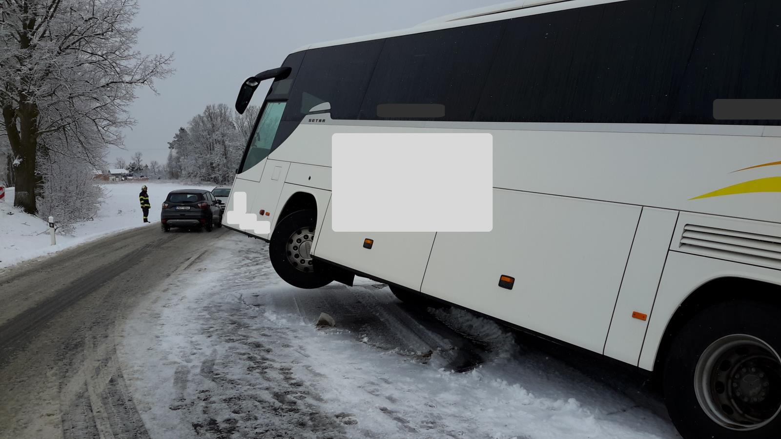 Dopravní nehoda autobusu, Ševětín - 20. 1. 2018 (2).jpg