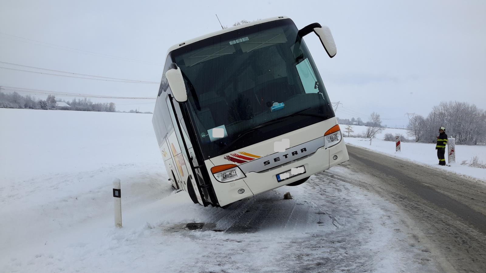 Dopravní nehoda autobusu, Ševětín - 20. 1. 2018 (1).jpg