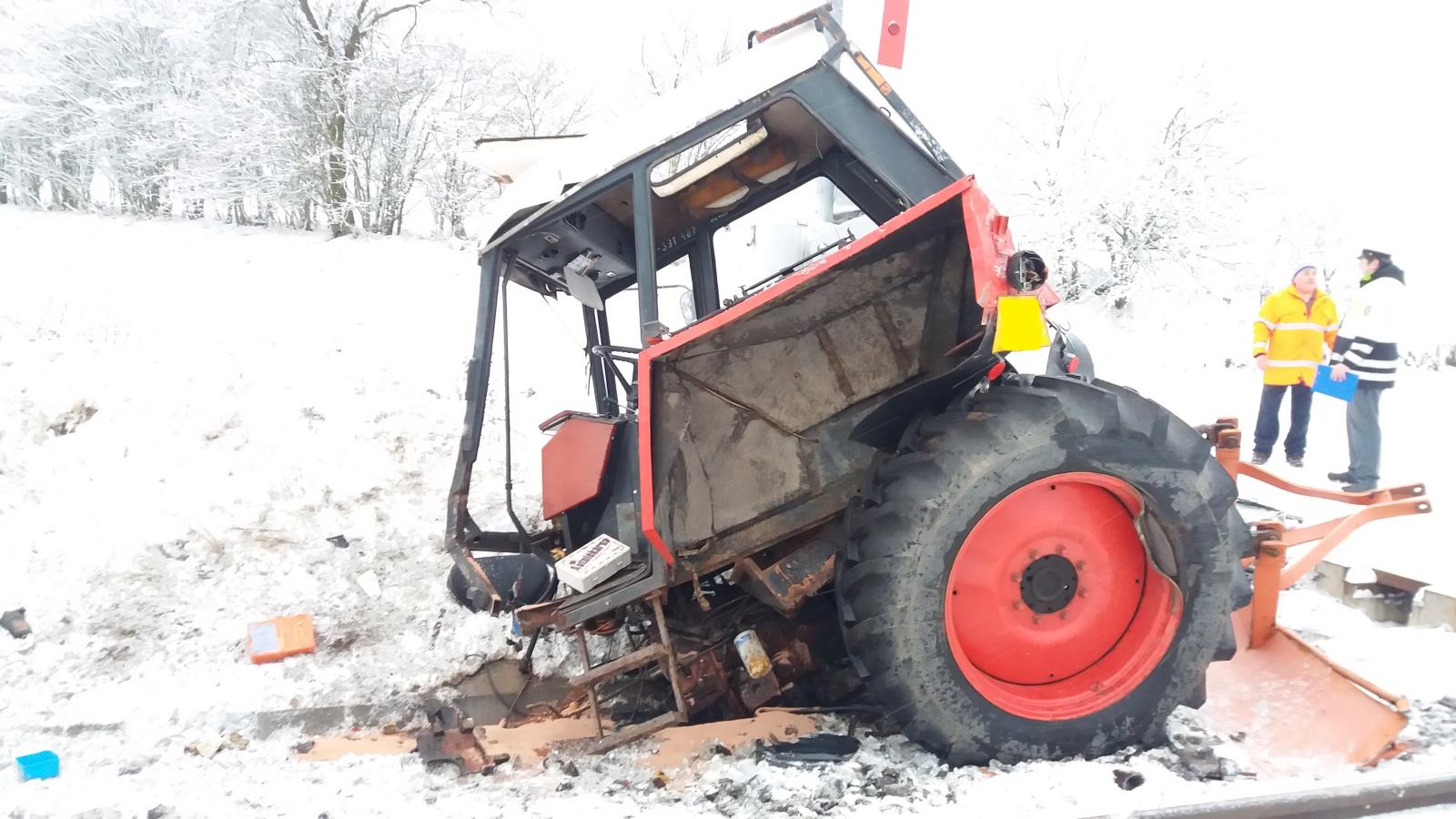 Dopravní nehoda traktoru a vlaku, Horní Poříčí - 8. 2. 2018 (1).jpg