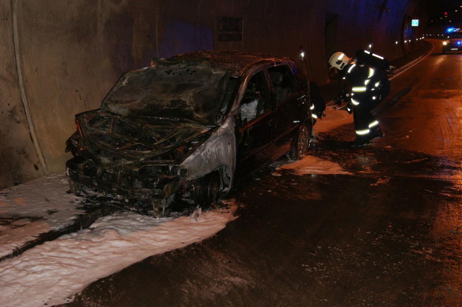 Požár osobního auta v tunelu Panenská (4).jpg