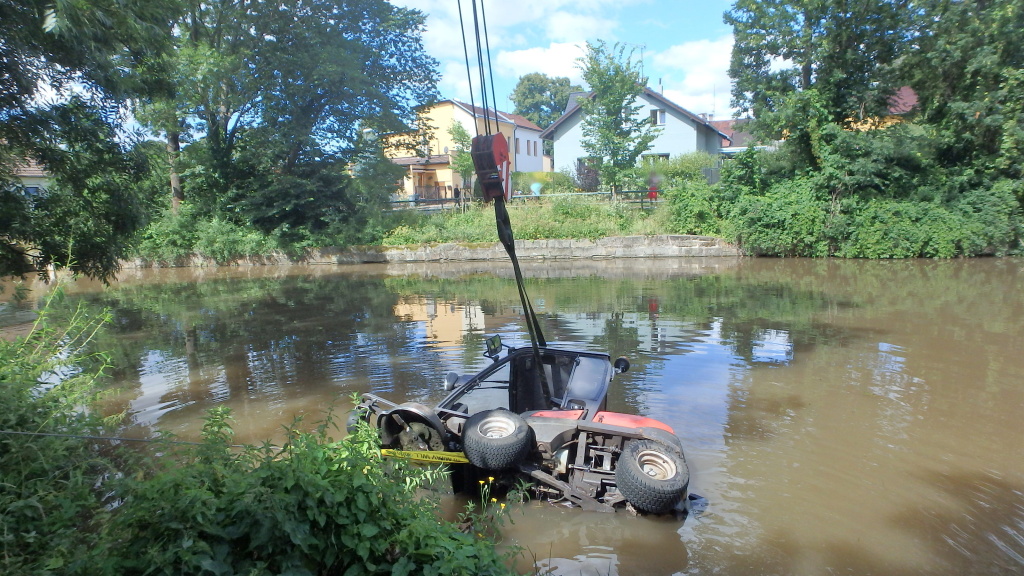 DKnL Traktor ve vodě (1).JPG