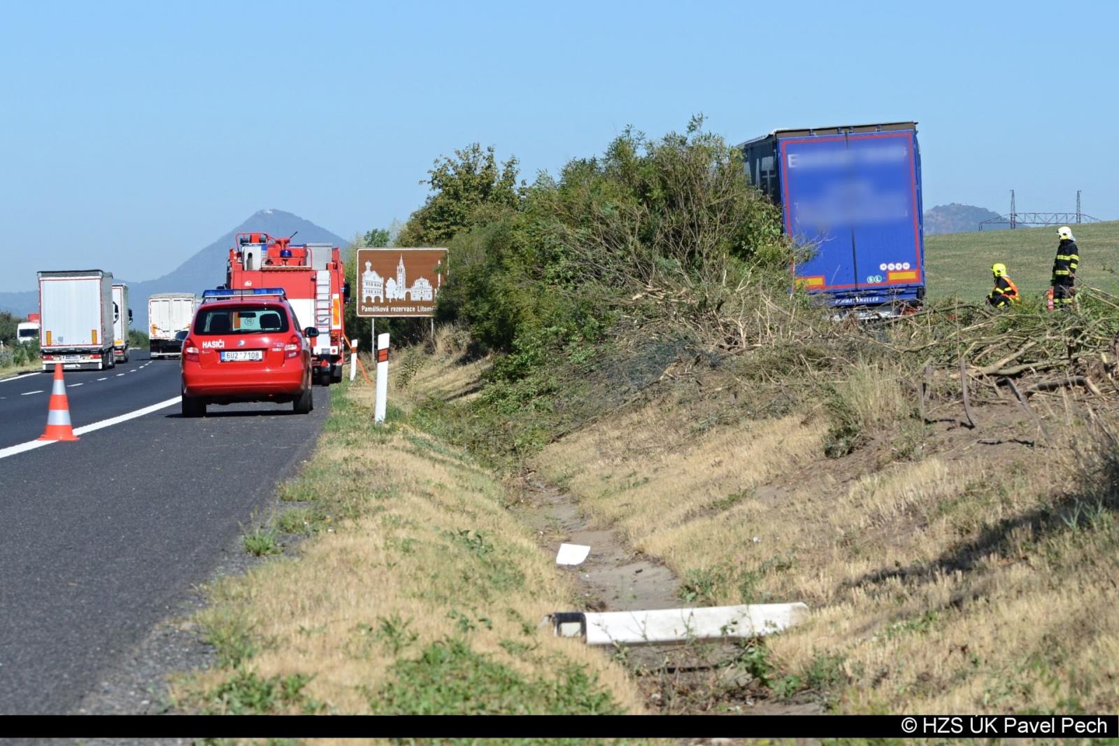 Dopravní nehoda kamionu D8 u Vrbičan (1).jpg