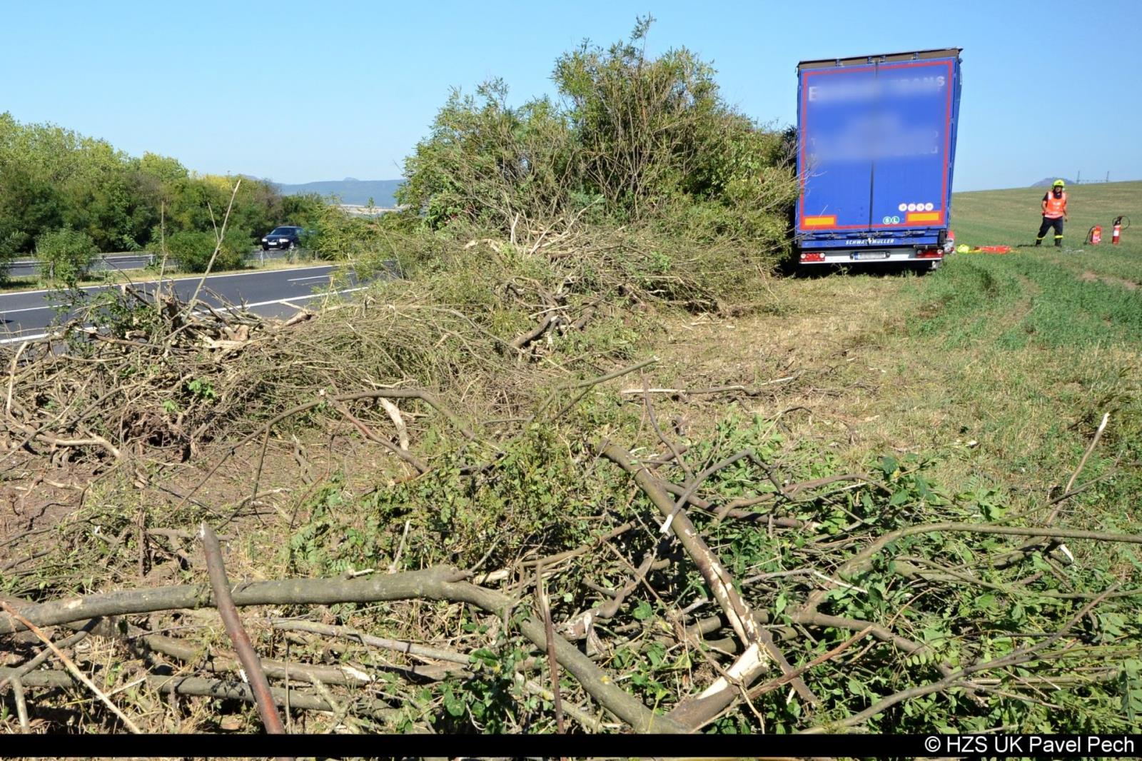 Dopravní nehoda kamionu D8 u Vrbičan (3).jpg