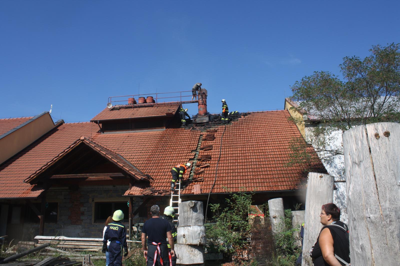 Požár střechy, Holašovice - 10. 9. 2018 (2).JPG