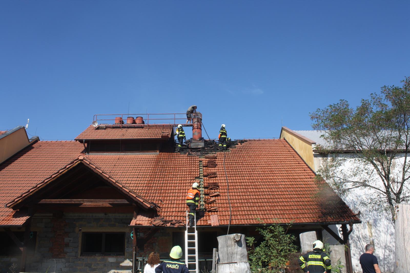 Požár střechy, Holašovice - 10. 9. 2018 (3).JPG