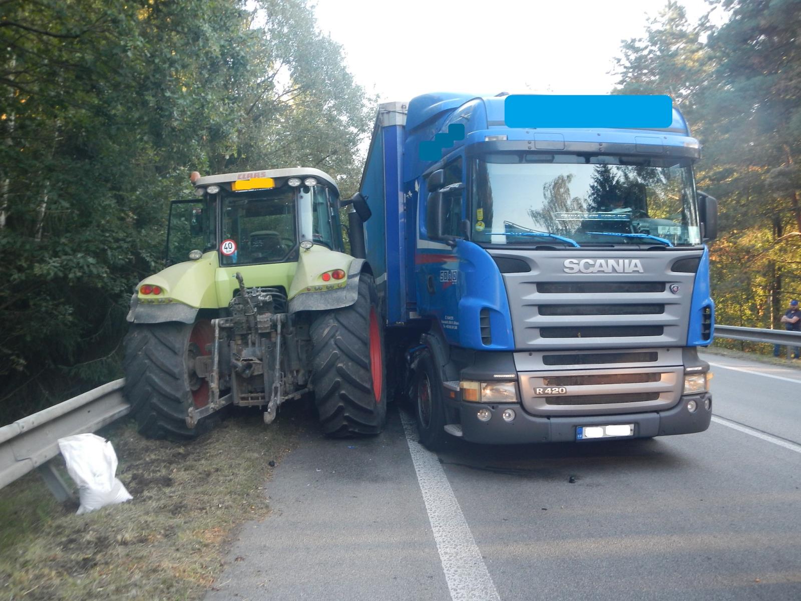 Dopravní nehoda NA a traktoru, Otín - 18. 9. 2018 (1).JPG