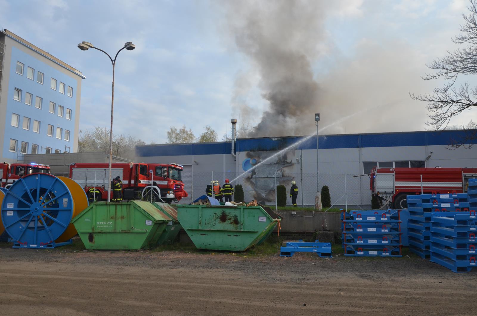 Požár průmslové haly v Chomutově (1).JPG