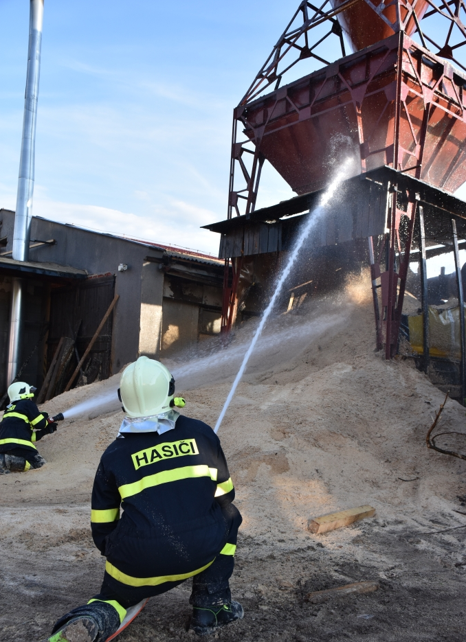Požár dřevního odpadu zaměstnal hasiče na Jablonecku