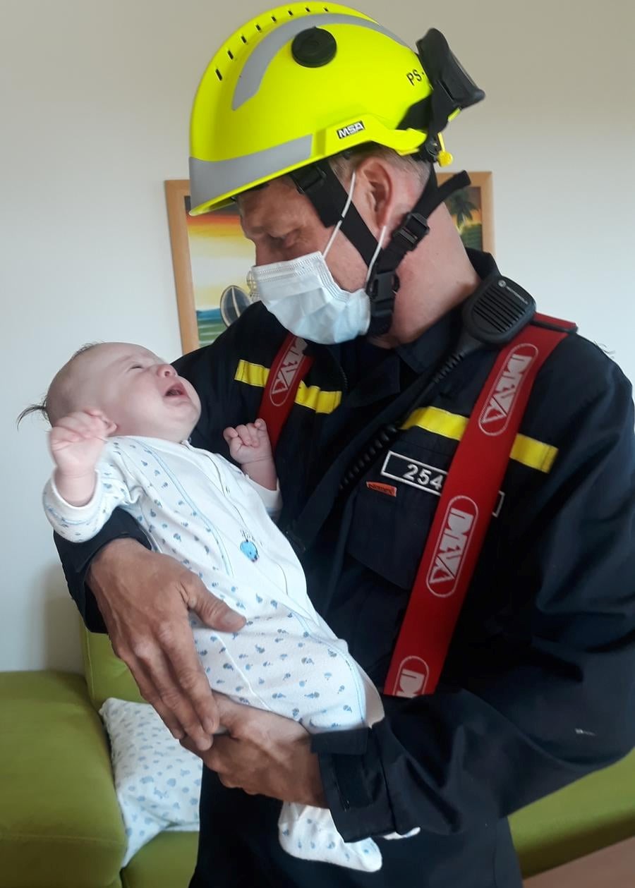 SČK_hasič držící v náručí zachráněné miminko.jpg