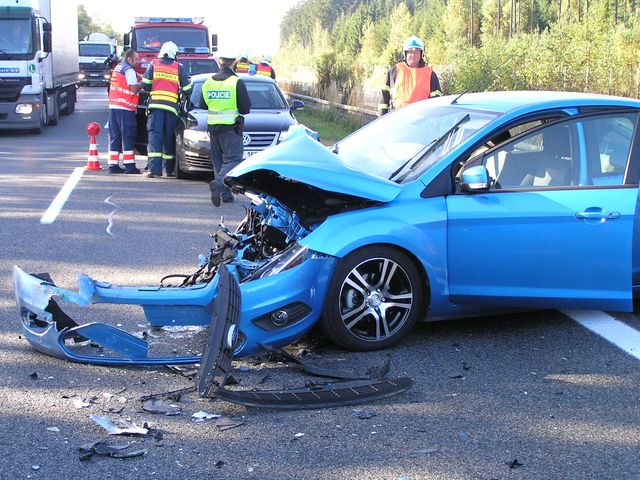 Nehoda tří osobních vozidel na D5