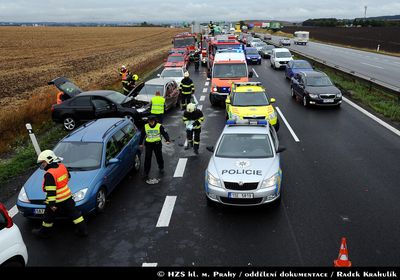 Zásah pražských hasičů u hromadné dopravní nehody, srpen 2015