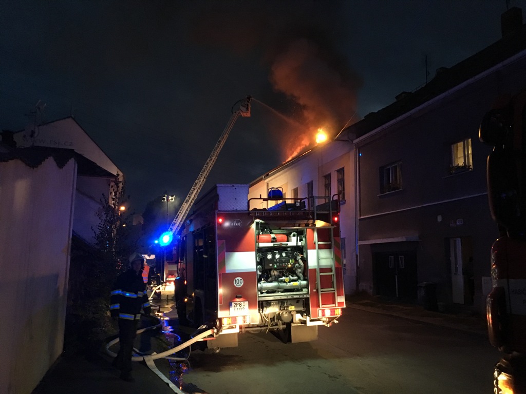 26.9.2016 (PM 19.10) požár bytového domu Plzeň.JPG