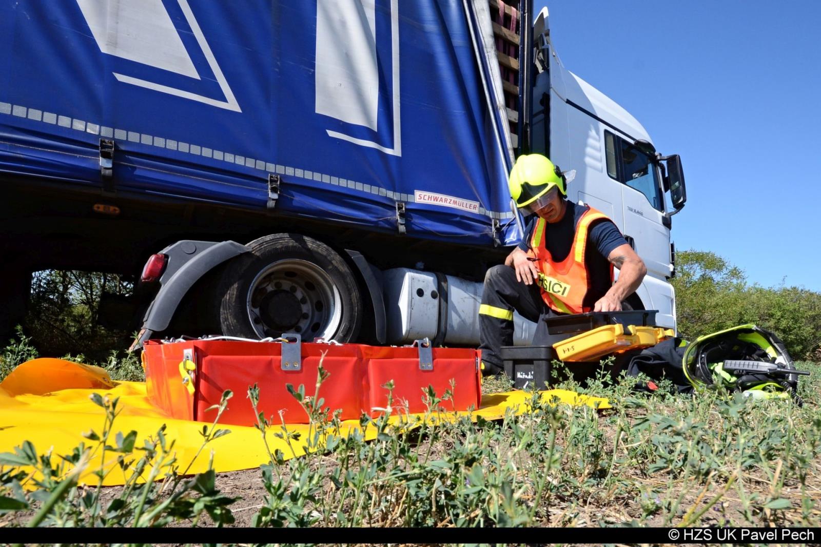 Dopravní nehoda kamionu D8 u Vrbičan (5).jpg