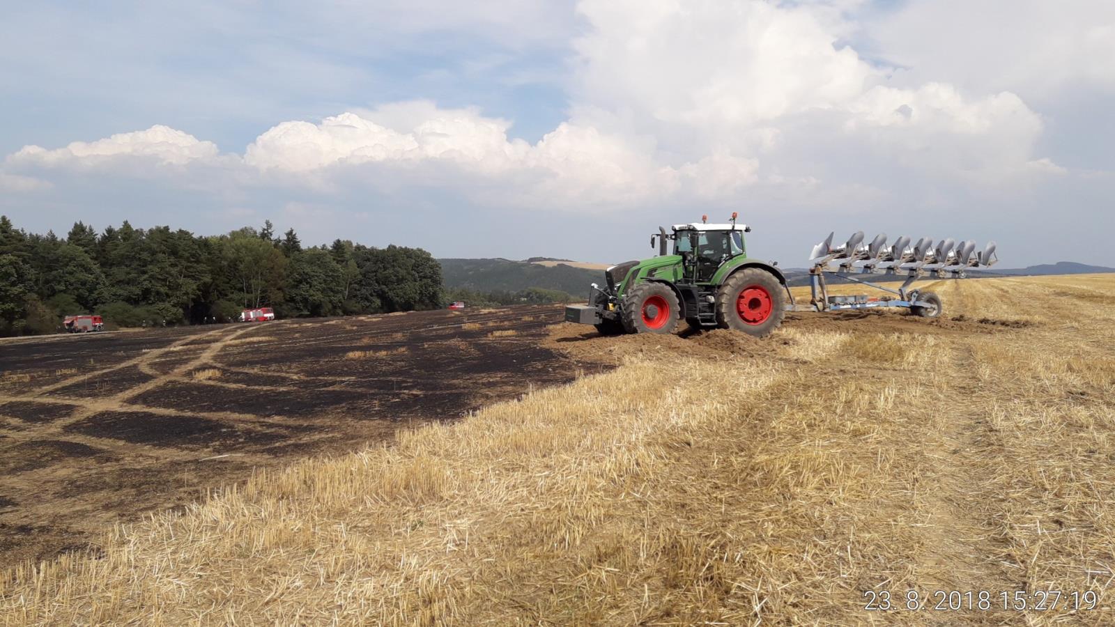 23_8_2018 Požár přívěsu se slámou   pole a les Hromnice-Kostelec (1).jpg