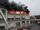 ÚLK_požár haly s plastovými modely v Mostě_pohled na hořící 2. patro haly a hasiče hasící pomocí CAS