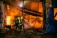 KHK_Požár zemědělské budovy v Teplicích nad Metují_2 hasiči uvnitř hořícího objektu