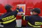 HP Lotyšsko_hasiči označují vůz znakem humanitární pomoci (2)