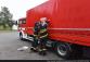 HP Lotyšsko_hasiči označují vůz znakem humanitární pomoci (3)