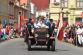 Hasiči z Kdyně v průvodu s historickým hasičím vozem
