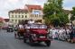 Historické hasičské vozy v průvodu - v čele hasiči z Heraltic