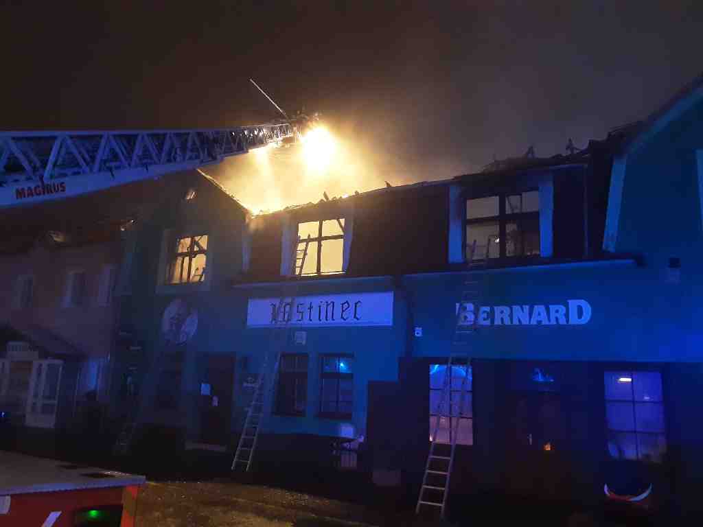 KVY_požár restaurace v Novém Veselí_pohled na hořící první patro restaurace a plošinu se zasahujícími hasiči.jpg