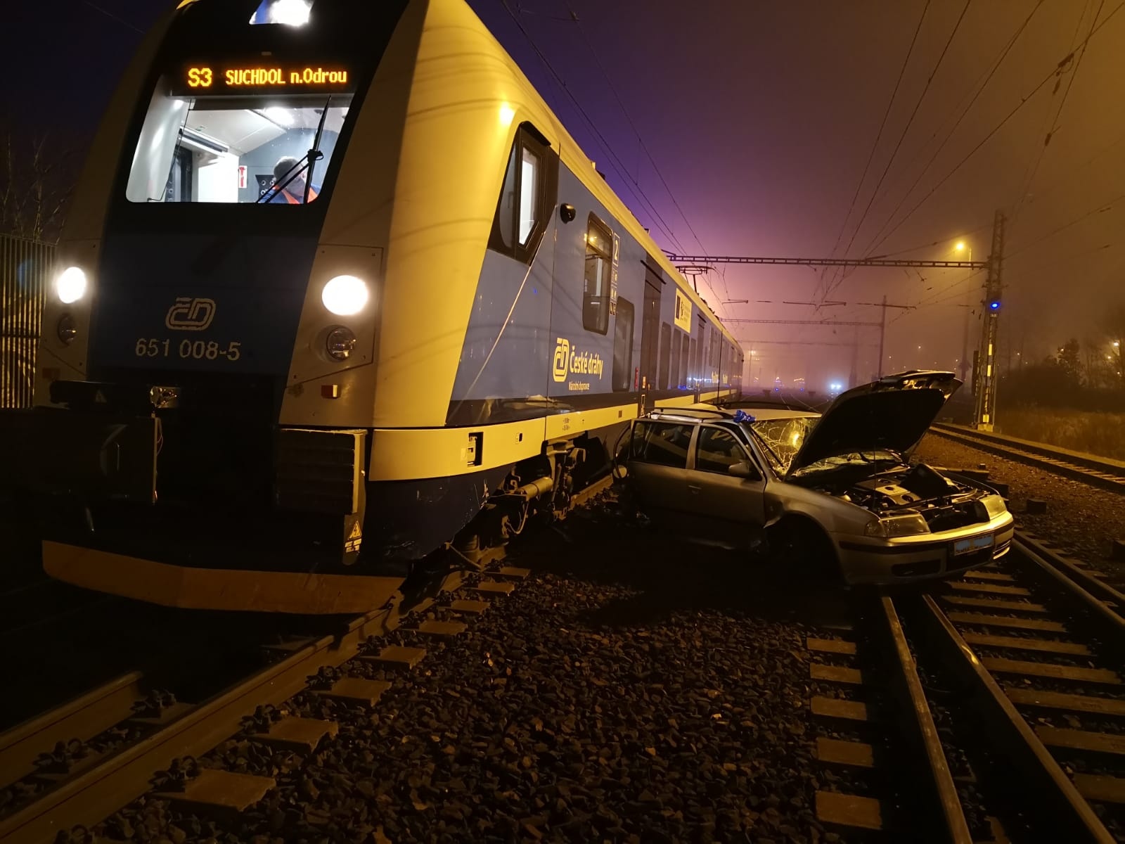 MSK_DN_střet vlaku s osobním autem ve Svinově.jpg