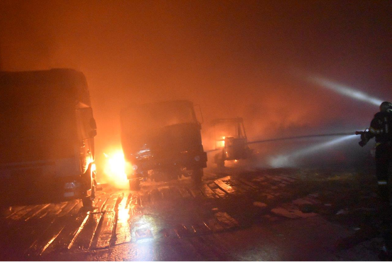 SČK_požár ocelokolny v obci Hřivno_hasiči hasí techniku nacházející se uvnitř budovy.png