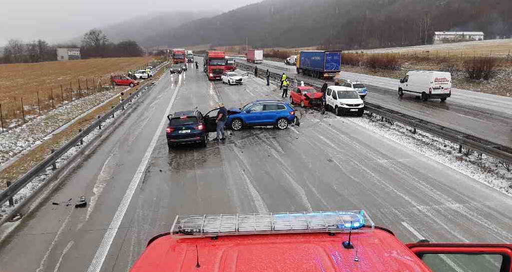 OLK_série vážných dopravních nehod zaměstnala hasiče Přerovsku_pohled na komunikaci s havarovanými vozy_do textu.jpg