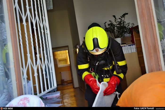 MSK_Únik nebezpečné desinfekce v ostravském diagnostickém ústavu pro mládež_zasahující hasič v dýchacím přístroji při práci.jpg