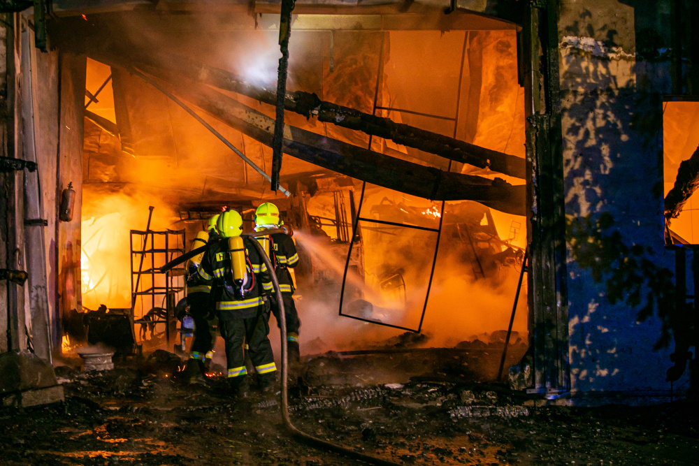 KHK_Požár zemědělské budovy v Teplicích nad Metují_2 hasiči uvnitř hořícího objektu.jpg