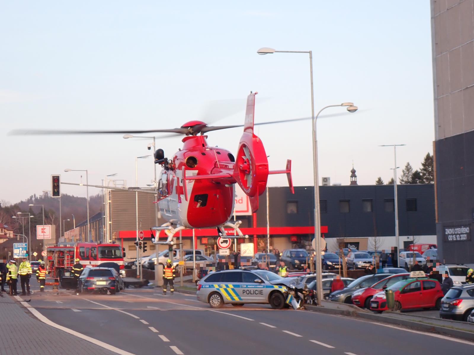 ZLK_Nehoda tří aut v Rožnově pod Radhoštěm_pro zraněnou osobu přiletěl vrtulník ZZS.jpg