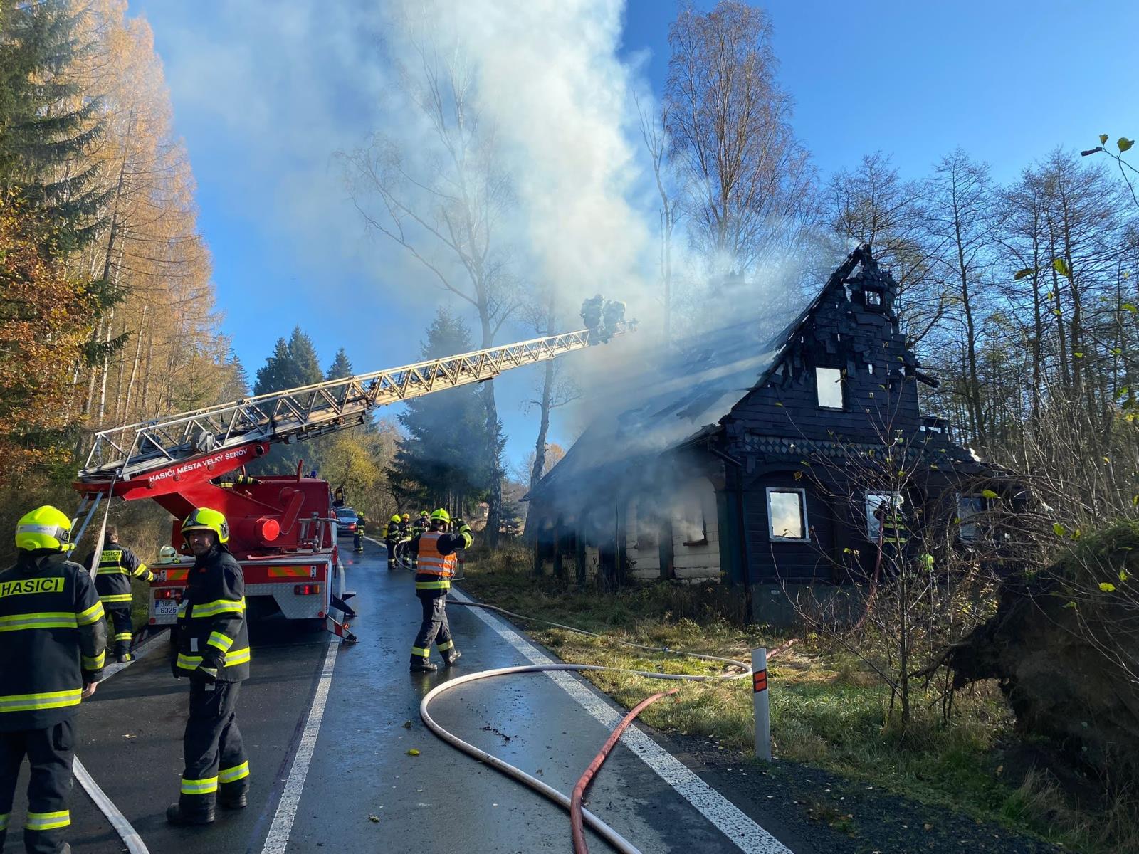 Požár chalupy u obce Brtníky.