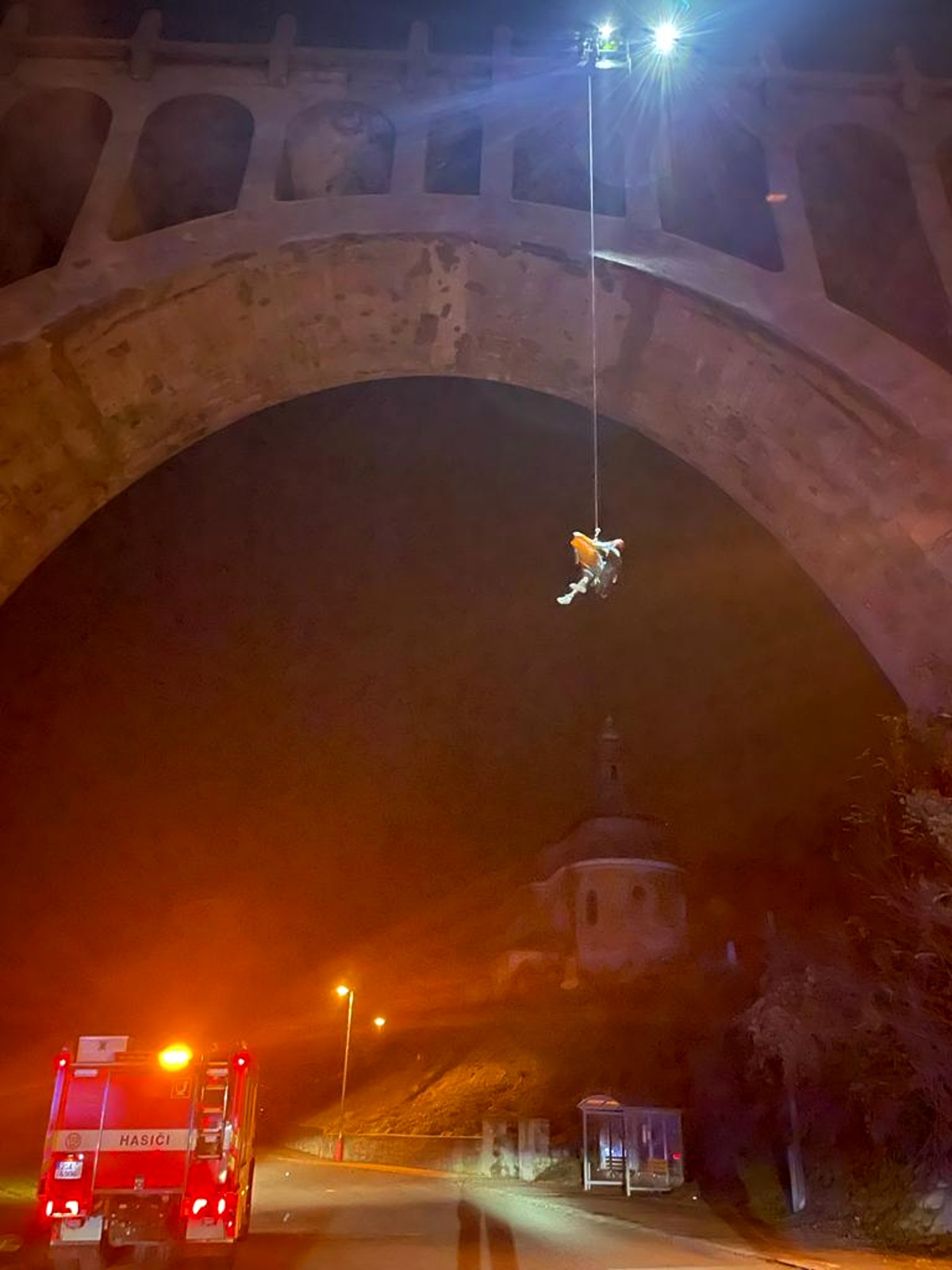 013-Záchrana osoby viadukt Krnsko (2).jpeg