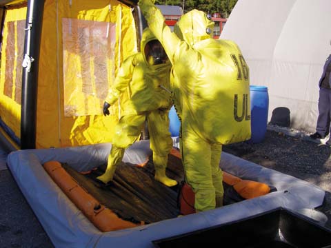 Dekontamiace hasičů v protichemických ochranných oděvech