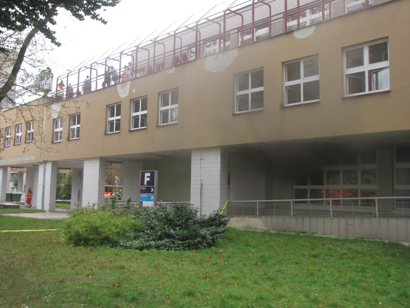 Rehabilitační pavilon nemocnice v době probíhajícího hasebního zásahu a evakuace pacientů