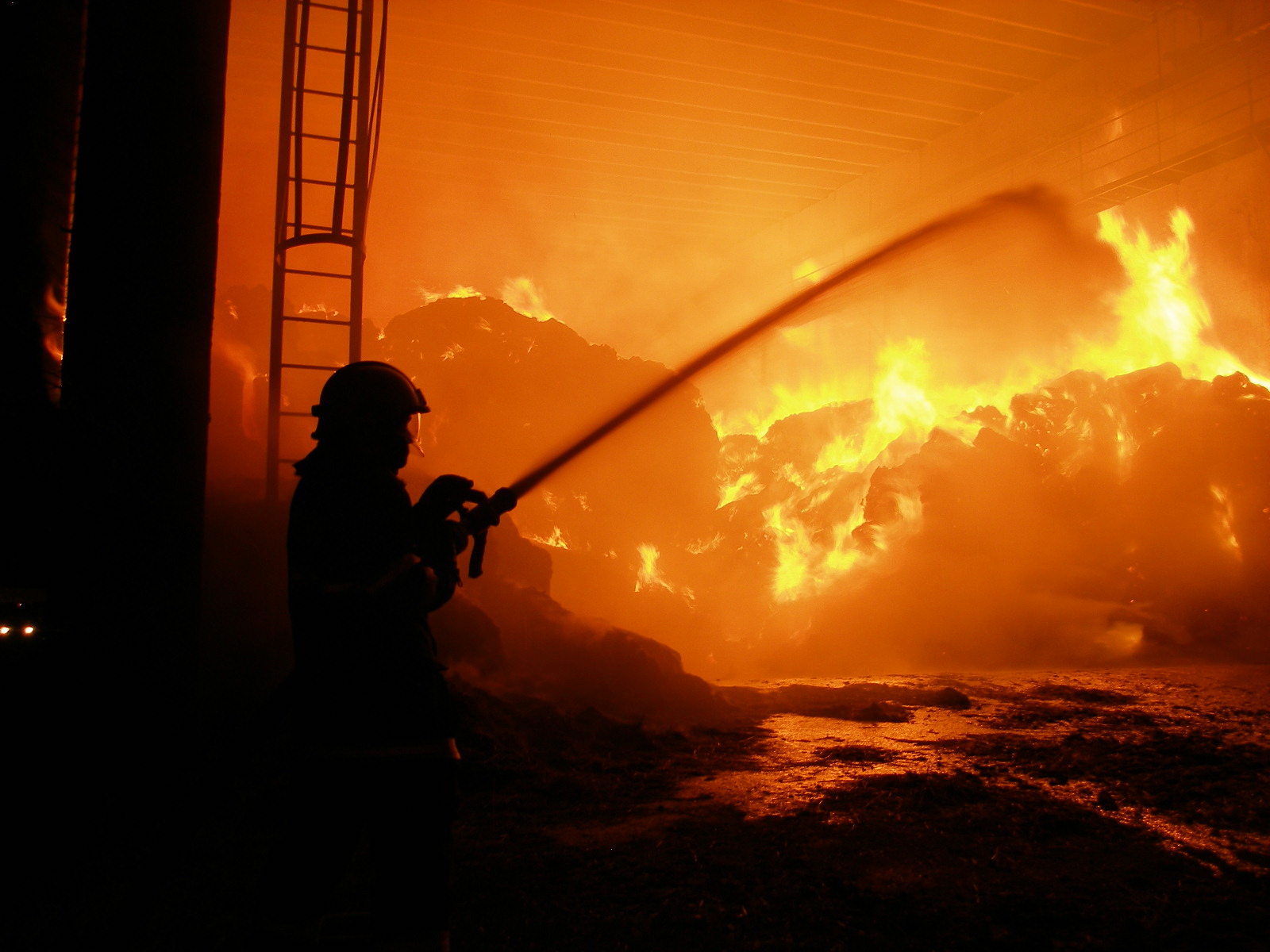 Foto: HZS HK - Požár slámy Lodín 