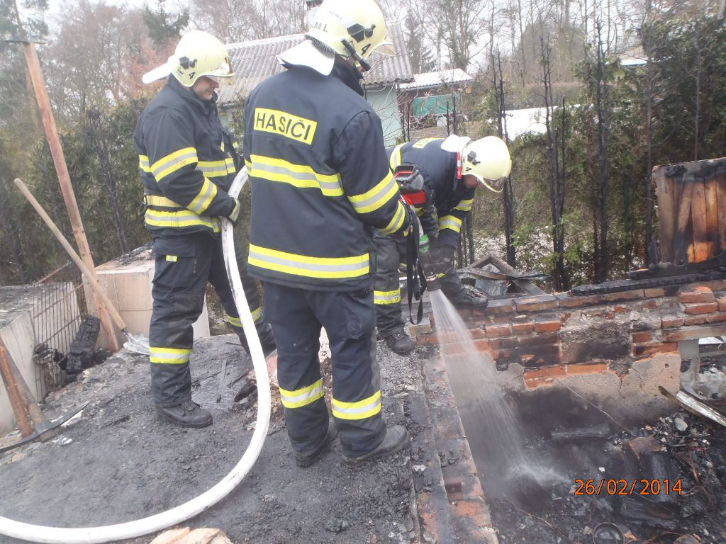 26.2.2014 foto/26.2.2014 požár chaty Vstiš - dohašování ohnisek.JPG