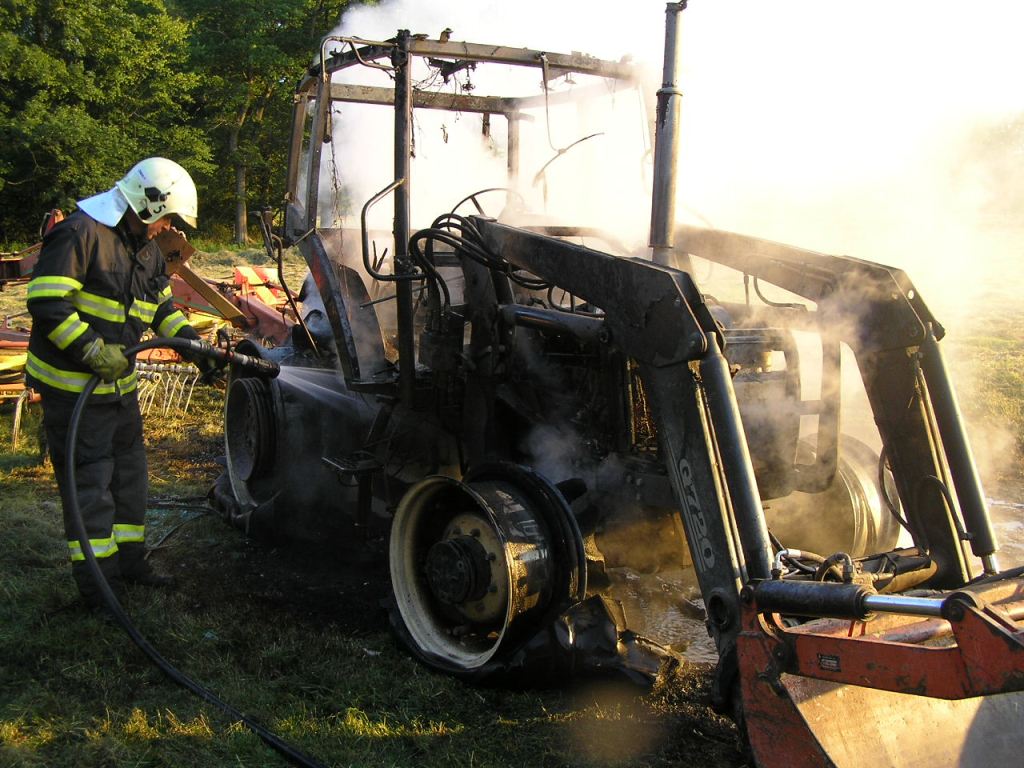 20.7.2016 (PJ 19.57) požár traktoru Přešín.JPG