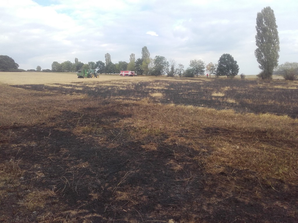 23.9.2016 (PJ 14.44) požár strniště u Horní Lukavice.jpg