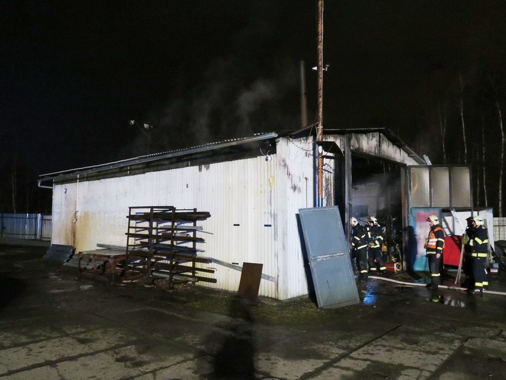 18.2.2017 (PM 22.22) požár garáže Plzeň Nad Feronou.JPG