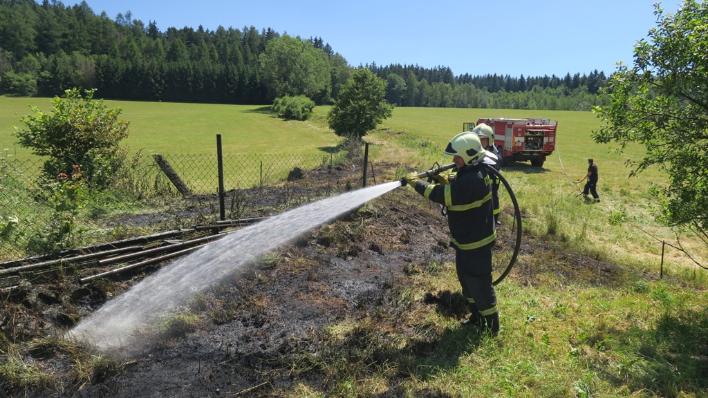 19.6.2017 (KT ) požár trávy Ujčín.jpg